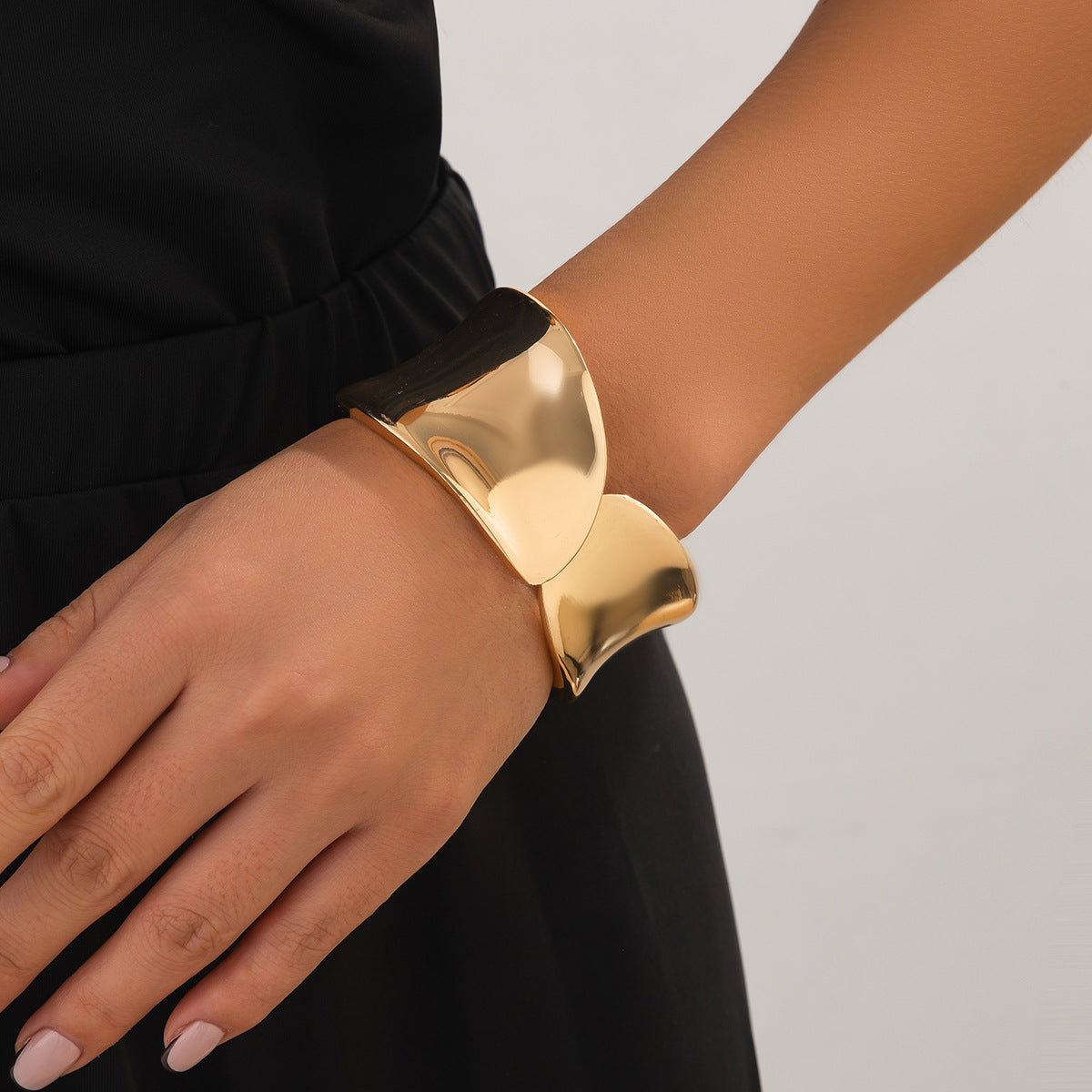 Bracciale largo a molla concavo lucido in stile punk da donna, in lega, regolabile