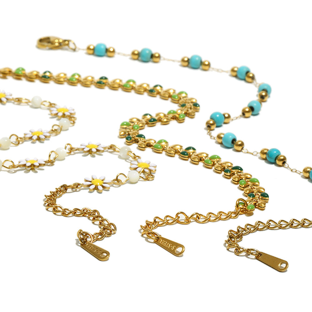 Pulsera minimalista de acero inoxidable con dije de margarita, detalles esmaltados y chapado en oro de 18 quilates para mujer