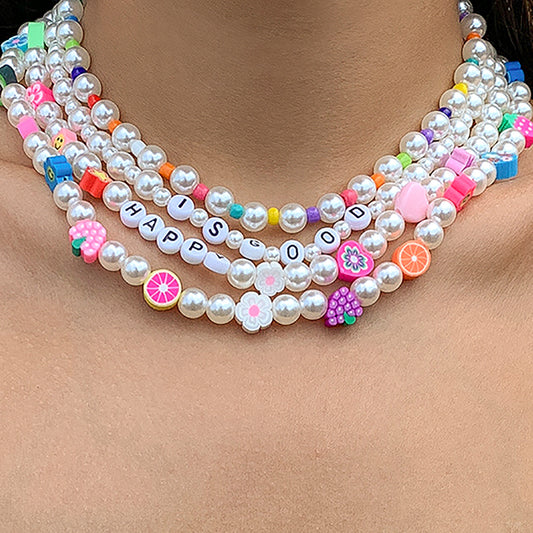 Collana a più strati da donna minimalista con frutta e fiori tessuti, perle in resina e dettagli geometrici su catena a maglie tonde