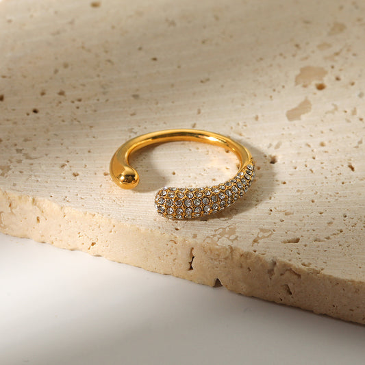 Anello da donna minimalista geometrico a goccia in acciaio inossidabile con intarsio di strass e placcatura sottovuoto in oro 18 carati
