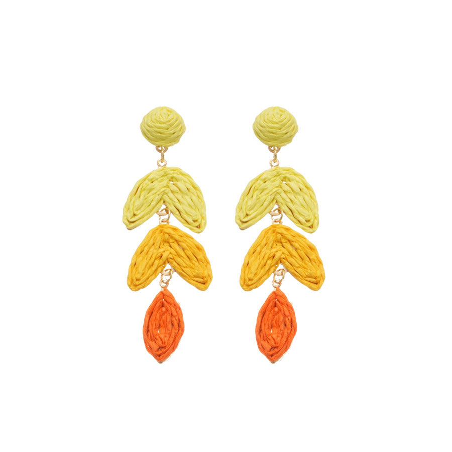 Pendientes de borla de rafia estilo Sweet Coastal, inspirados en Daphne, con postes de acero chapado en forma de hoja geométrica