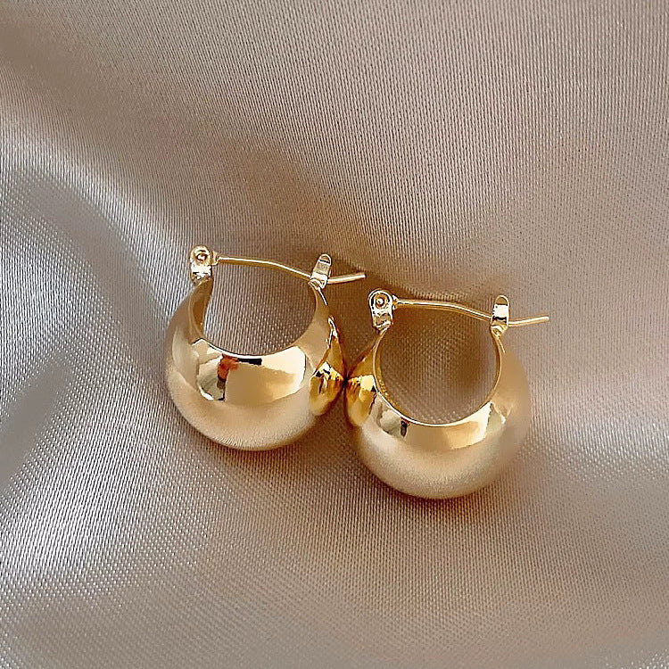 Orecchini a farfalla geometrici chic con perle d'acqua dolce e intarsio di zirconi su perni in argento sterling 925