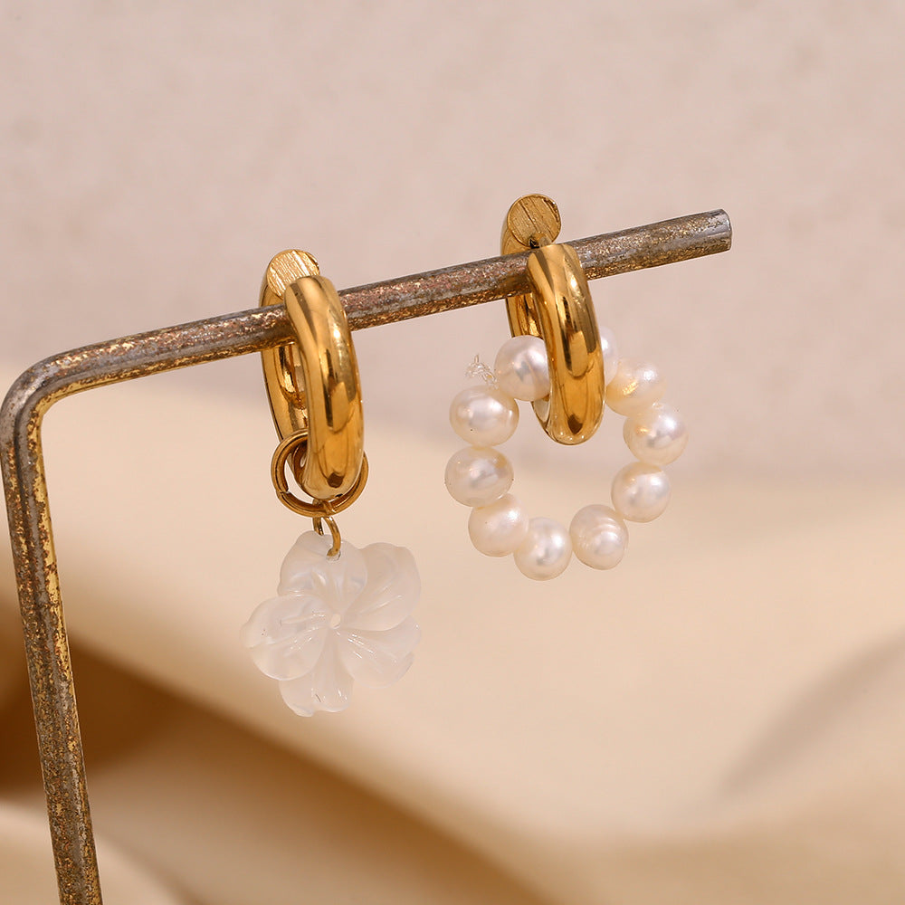 Orecchini asimmetrici vintage di tendenza con perle e fiori in acciaio inossidabile placcato oro 18 carati