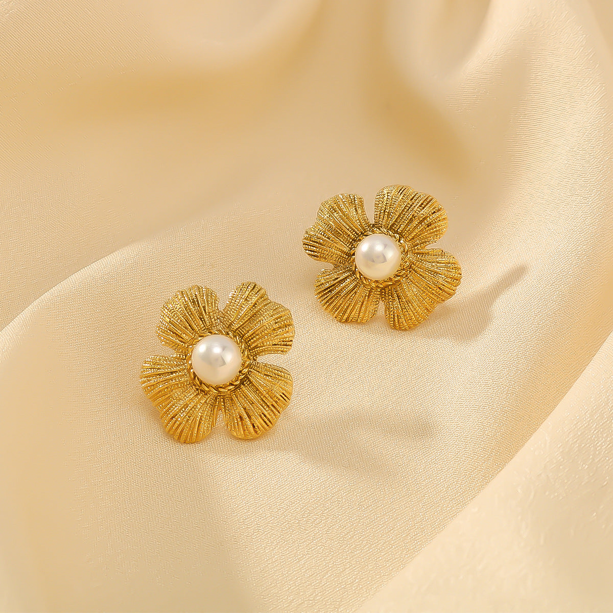 Vintage Minimalist Asymmetrical Flower-Shaped Earrings in Stainless Steel with Pearl Inlay and 18K Gold Plating