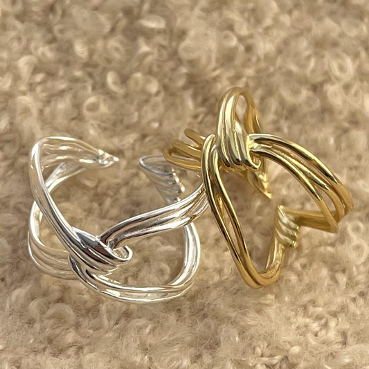 Anello da Donna Minimalista a Cuore Intrecciato in Argento Sterling 925 con Texture Geometrica