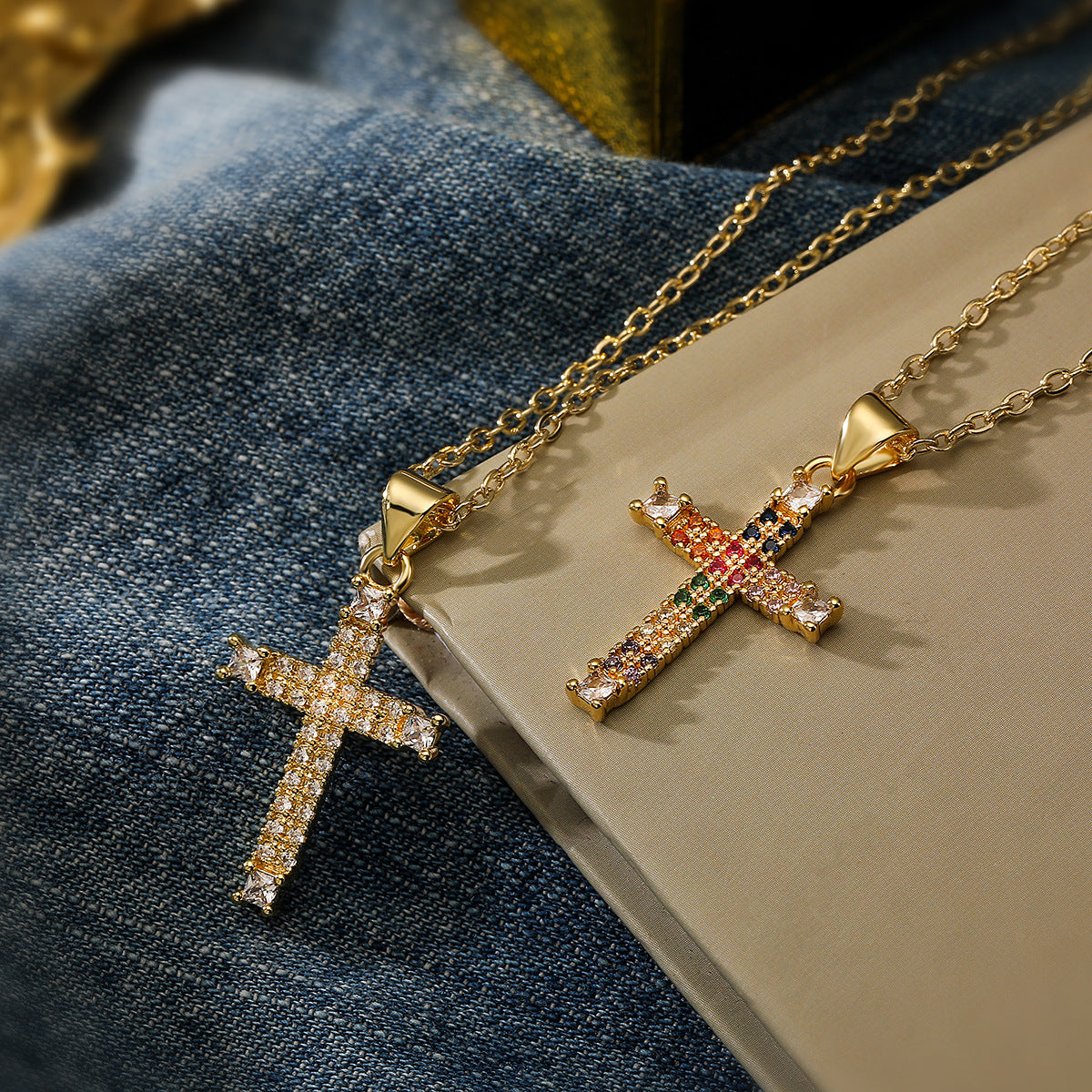 Collana con ciondolo a croce geometrica minimalista da donna in rame con zirconi completi