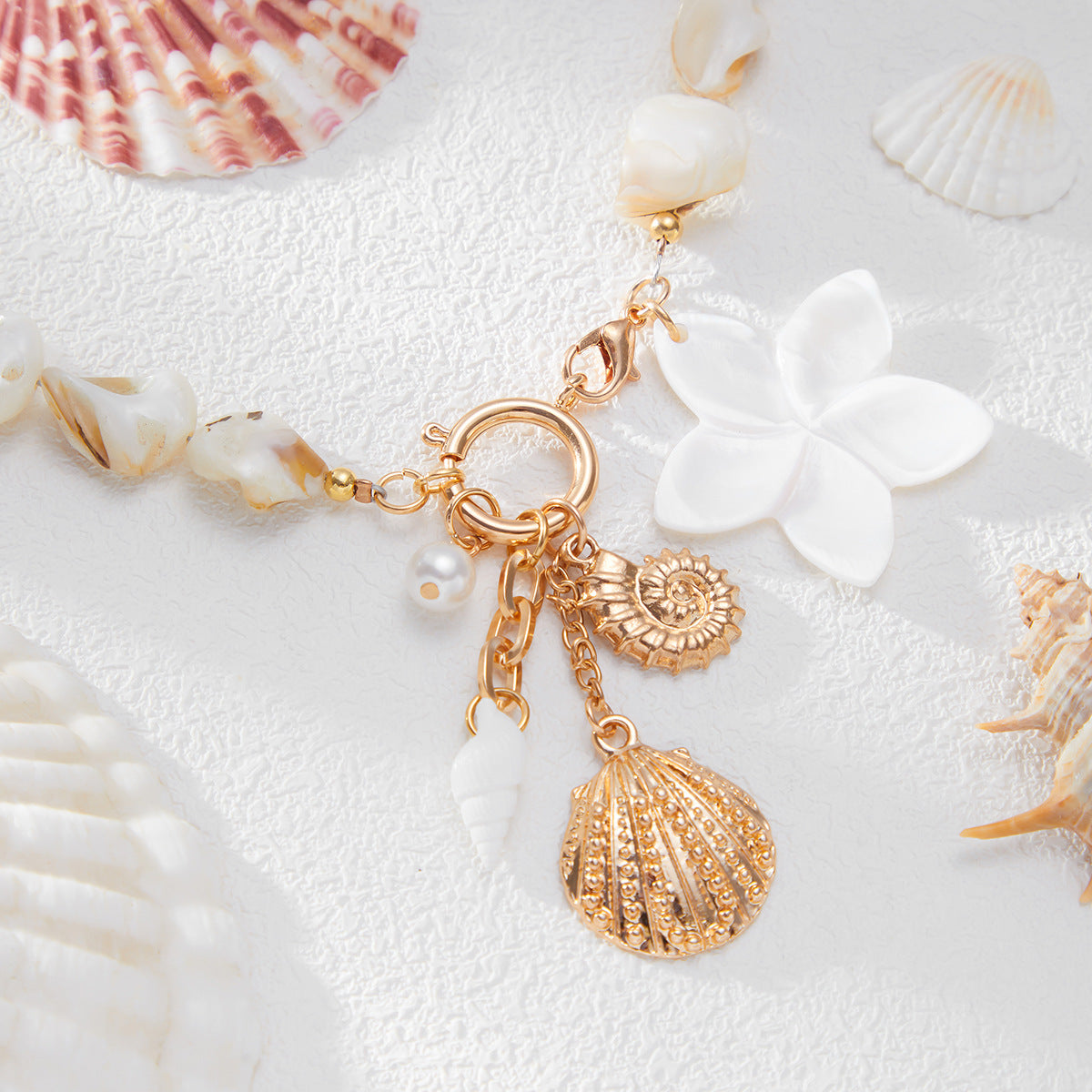 Collar con colgante de conchas y flores estilo vacaciones para mujer con acabado chapado y cadena hecha a mano