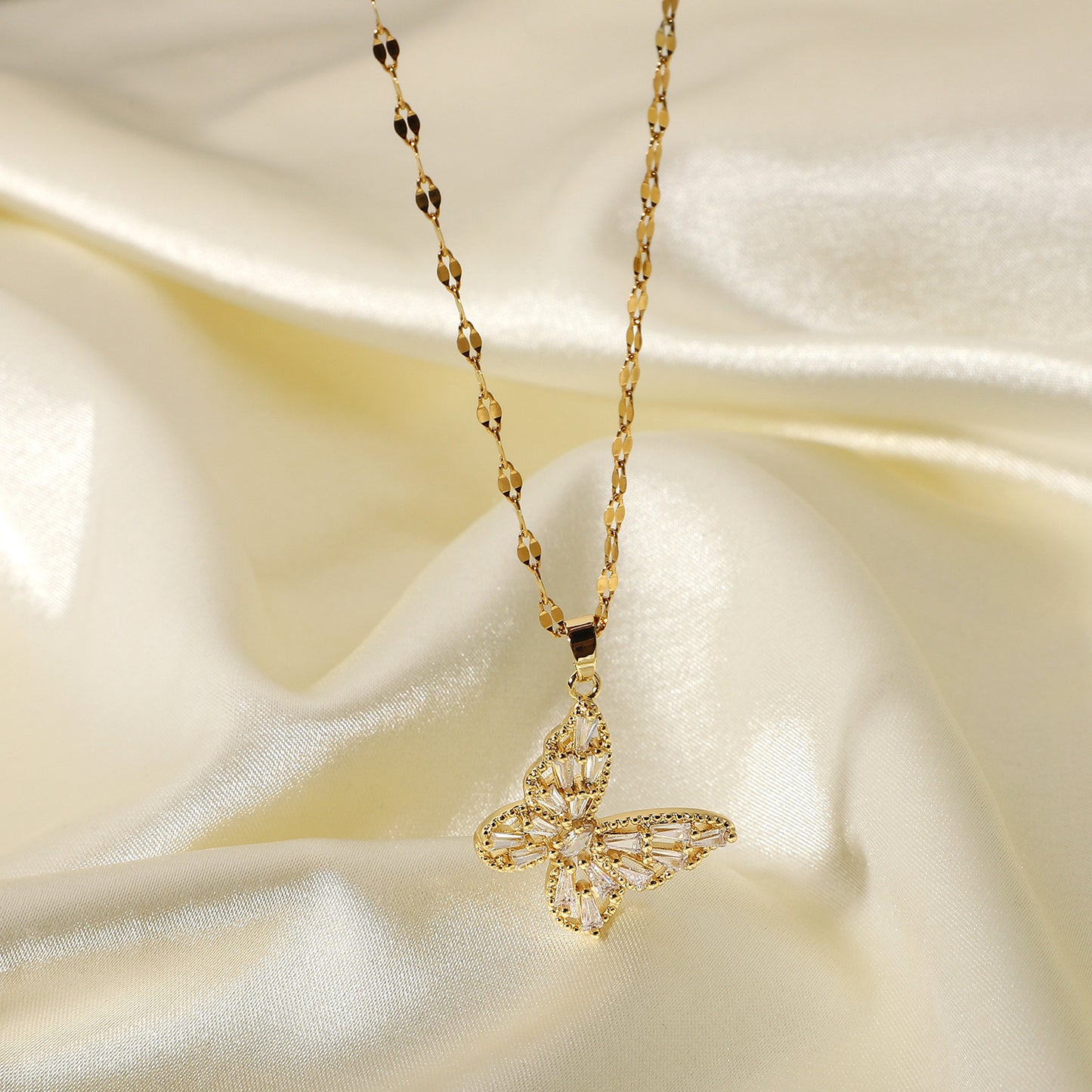 Collar de Mariposa de Acero Inoxidable con Baño de Oro de 18K Estilo Ins con Circonitas Cúbicas para Mujer