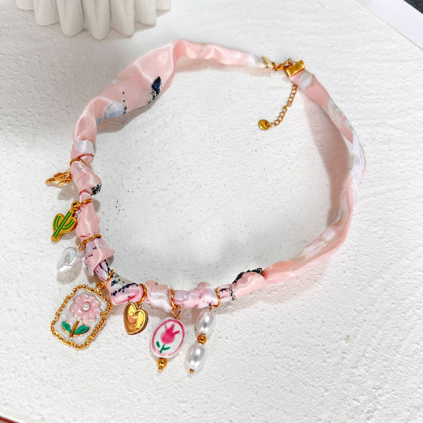 Collana da donna casual con ciondolo in ceramica a forma di fiore e acciaio inossidabile