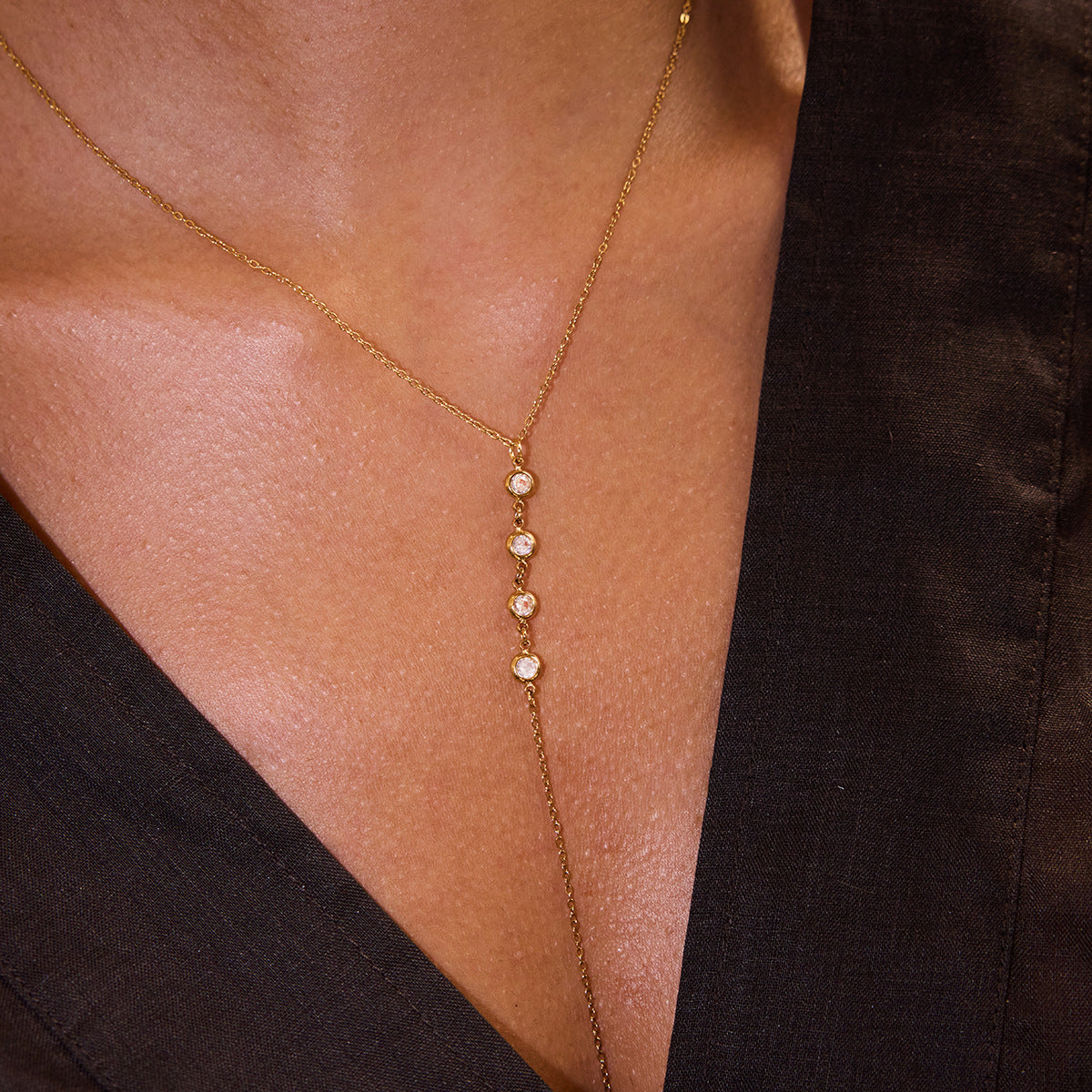 Collar de acero inoxidable con forma de Y geométrica, colgante de acero de titanio e incrustaciones de diamantes de imitación para mujer, cadena con medallón chapado hipoalergénico