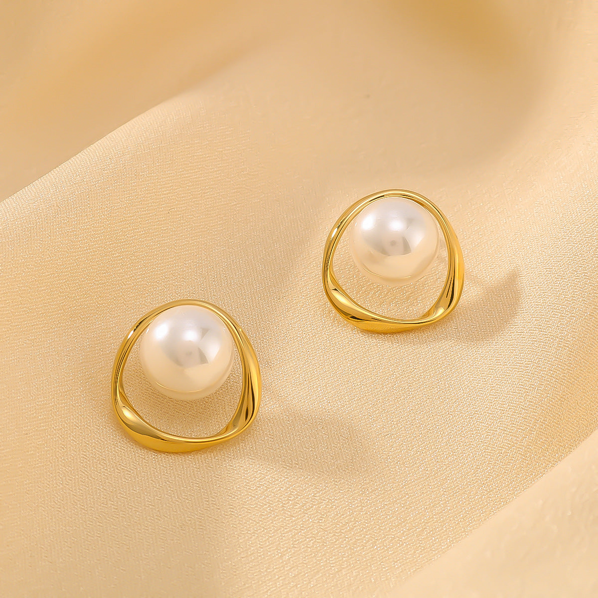 Elegant French Vintage Style Geometric Pearl-Inlaid Stainless Steel Hoop Earrings for Women with 18K Vacuum Plating Finish