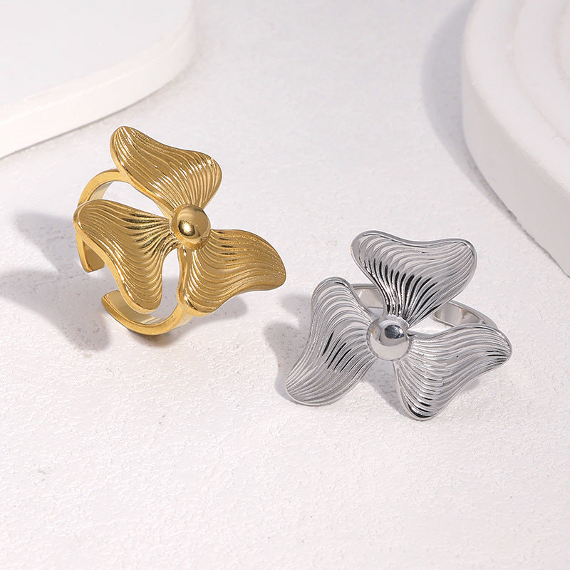 Anello a fascia floreale minimalista in acciaio inossidabile con placcatura in oro 18 carati da donna