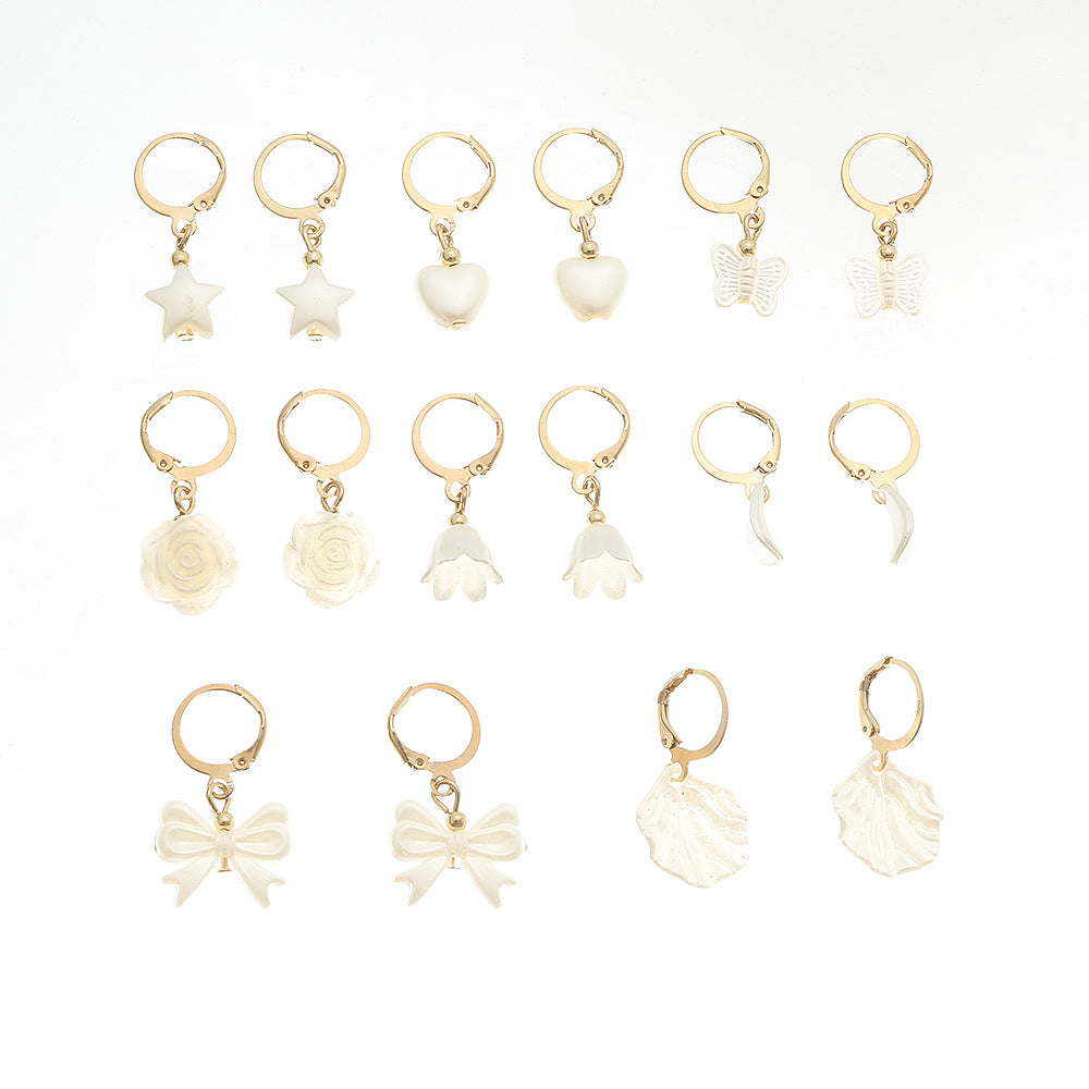 Pendientes de perlas en forma de lazo minimalistas para niñas en metal con acabado artesanal