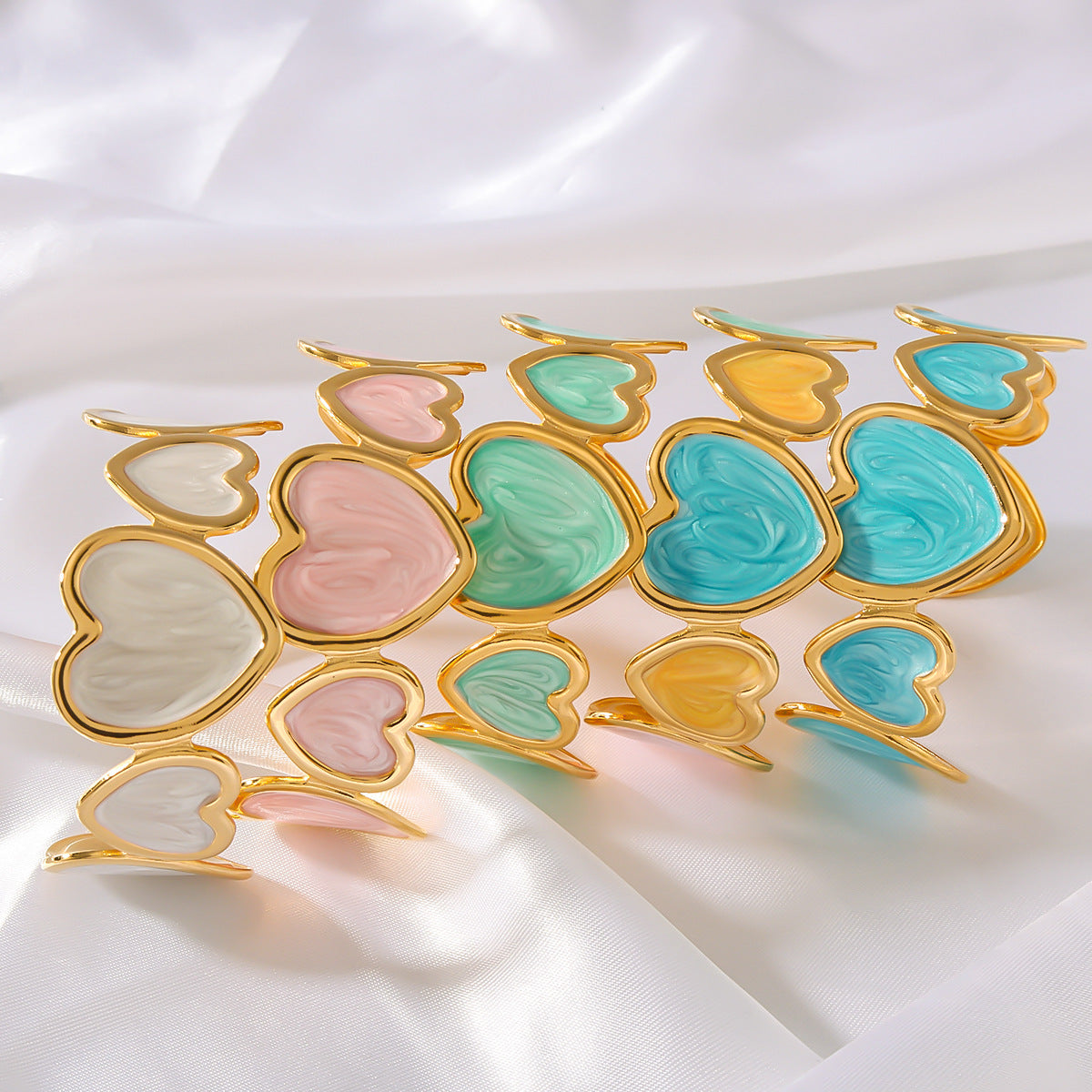 Bracciale Minimalista da Donna in Acciaio al Titanio Smaltato a Forma di Cuore con Finitura Colorata Placcata