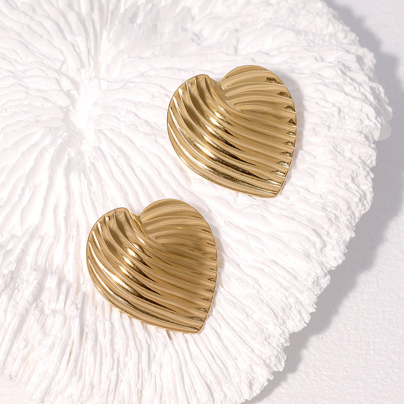 Orecchini a perno minimalisti a forma di cuore in acciaio inossidabile con finitura galvanizzata per donna