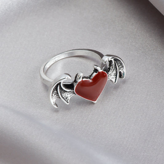 Anello in metallo a forma di cuore smaltato rosso in stile retrò con ali di pipistrello e motivo demone per donna
