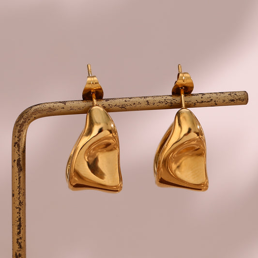 Pendientes de aro geométricos minimalistas de acero inoxidable con forma trapezoidal irregular y acabado galvanizado