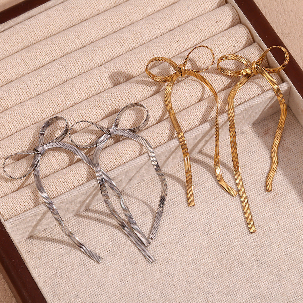 Orecchini da donna minimalisti in acciaio inossidabile a forma di fiocco con placcatura in oro 18K