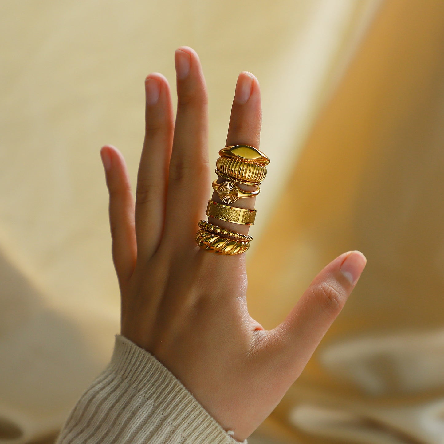 Anello minimalista geometrico a forma di corno in acciaio inossidabile placcato oro da donna