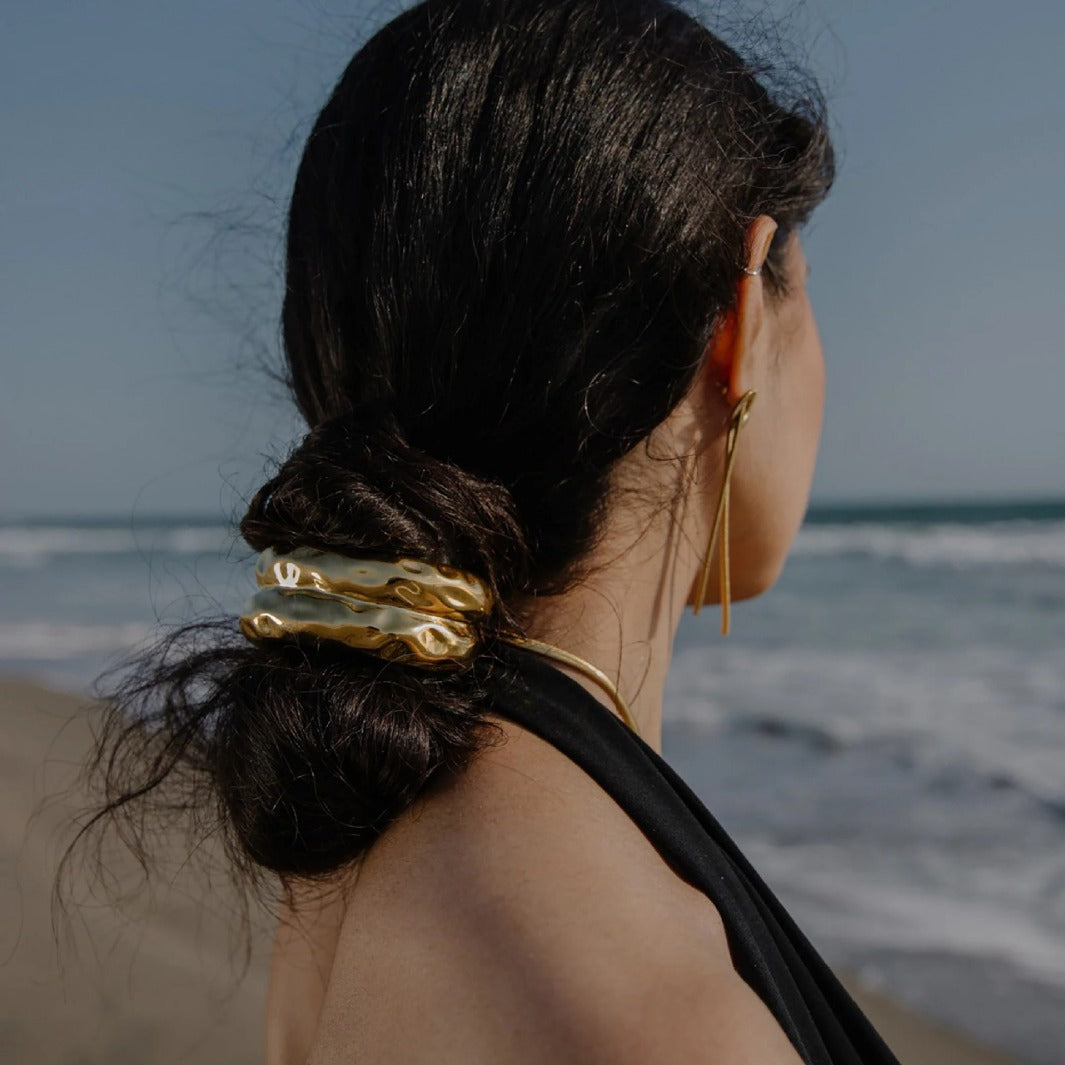 Elegante coletero de acero inoxidable con diseño plisado arqueado para coleta, accesorio para el cabello chapado de alta elasticidad