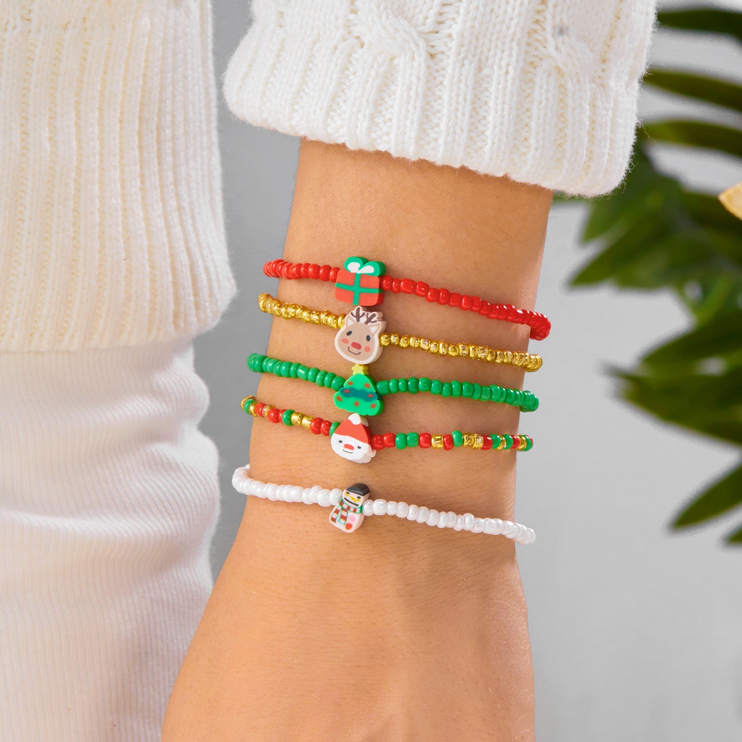 Juego de pulseras hechas a mano de Navidad minimalistas con dijes de aleación de ciervo, muñeco de nieve, bastón de caramelo y calcetín navideño