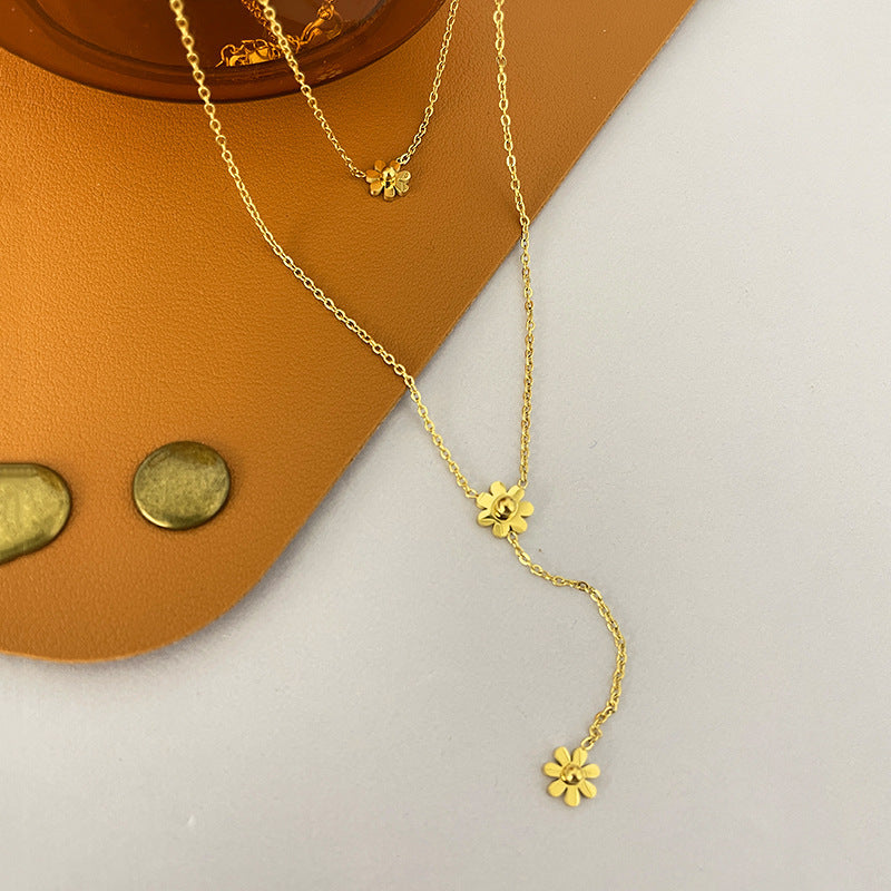 Minimalist Daisies Pendant Necklace for Women in Titanium Steel with Plated Finish, Double-Layer Clavicle Chain in Cross Link Style