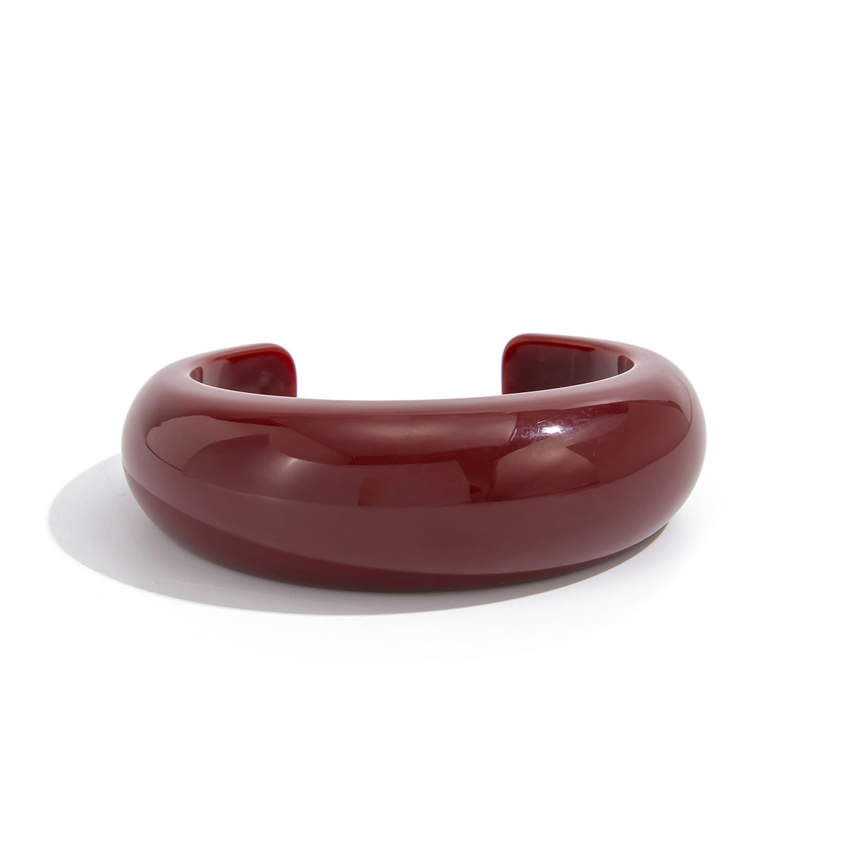Pulsera geométrica 3D abierta en forma de C de aleación con incrustaciones acrílicas y acabado galvanizado