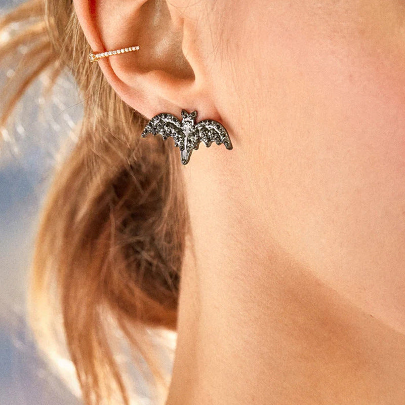 Elegantes aretes de calavera de Halloween con detalles de diamantes de imitación en aleación de zinc, con motivos de brujas, calabazas y murciélagos.