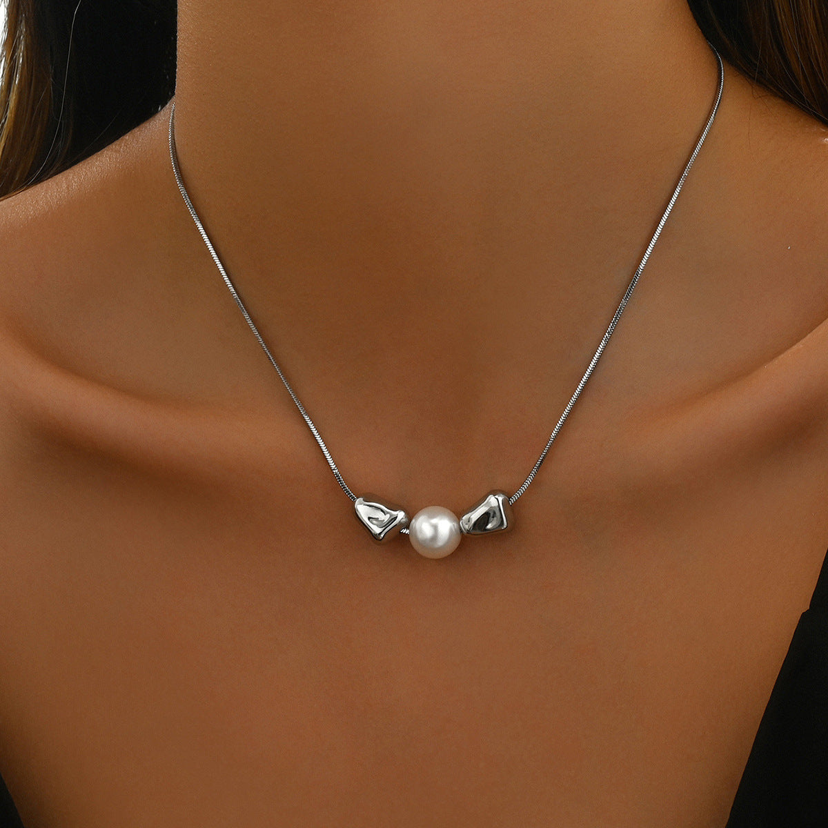 Collar con colgante geométrico minimalista para mujer con incrustaciones de perlas y cadena de cobre