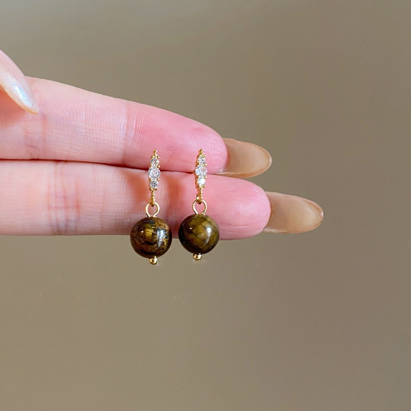 Pendientes de botón de acero chapado de estilo lujoso con perlas de imitación y detalles de ojo de tigre con diseño floral para mujer