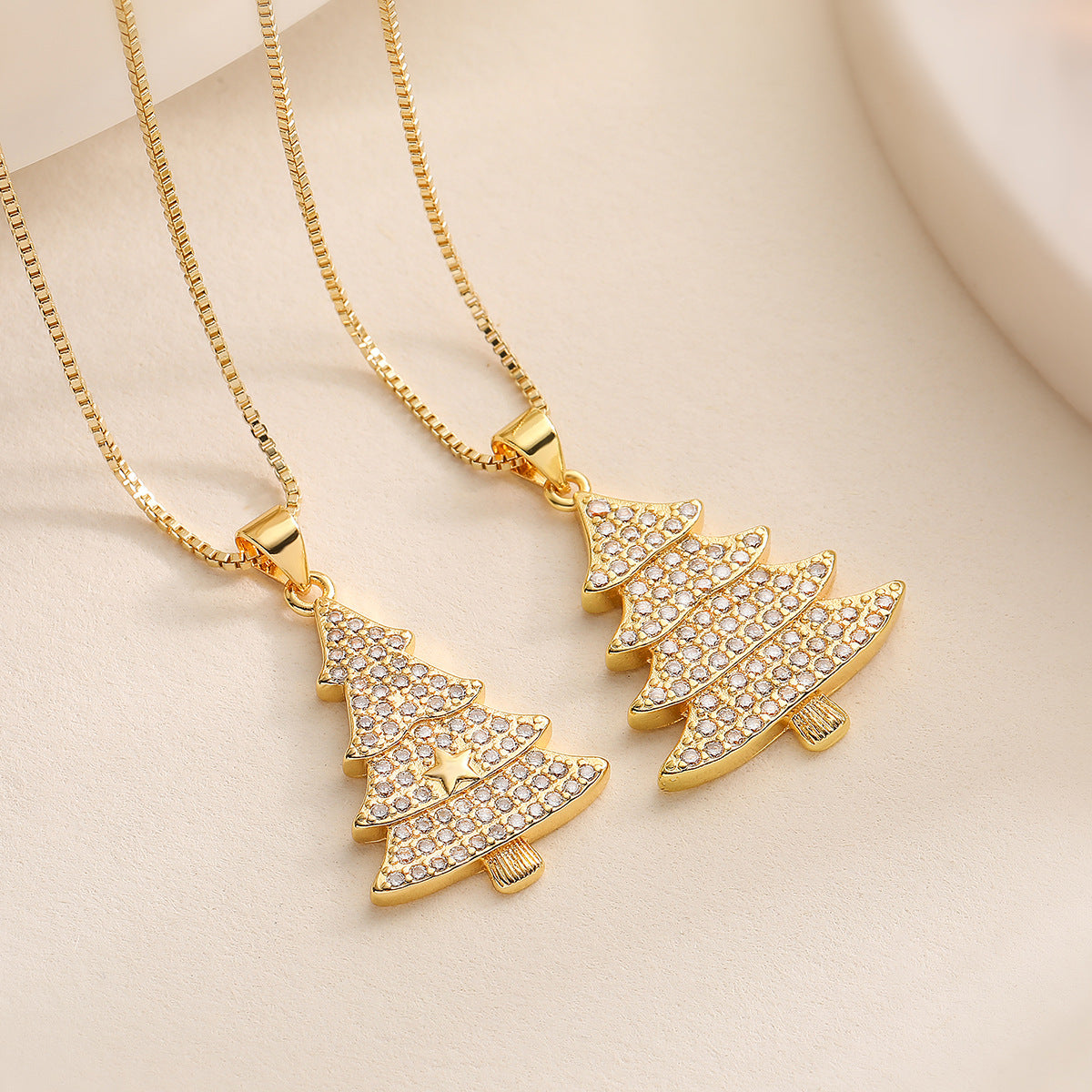 Collana pendente con albero di Natale geometrico minimalista da donna con base in rame e placcatura in oro 18 carati, intarsio di zirconi, delicata catena per clavicola