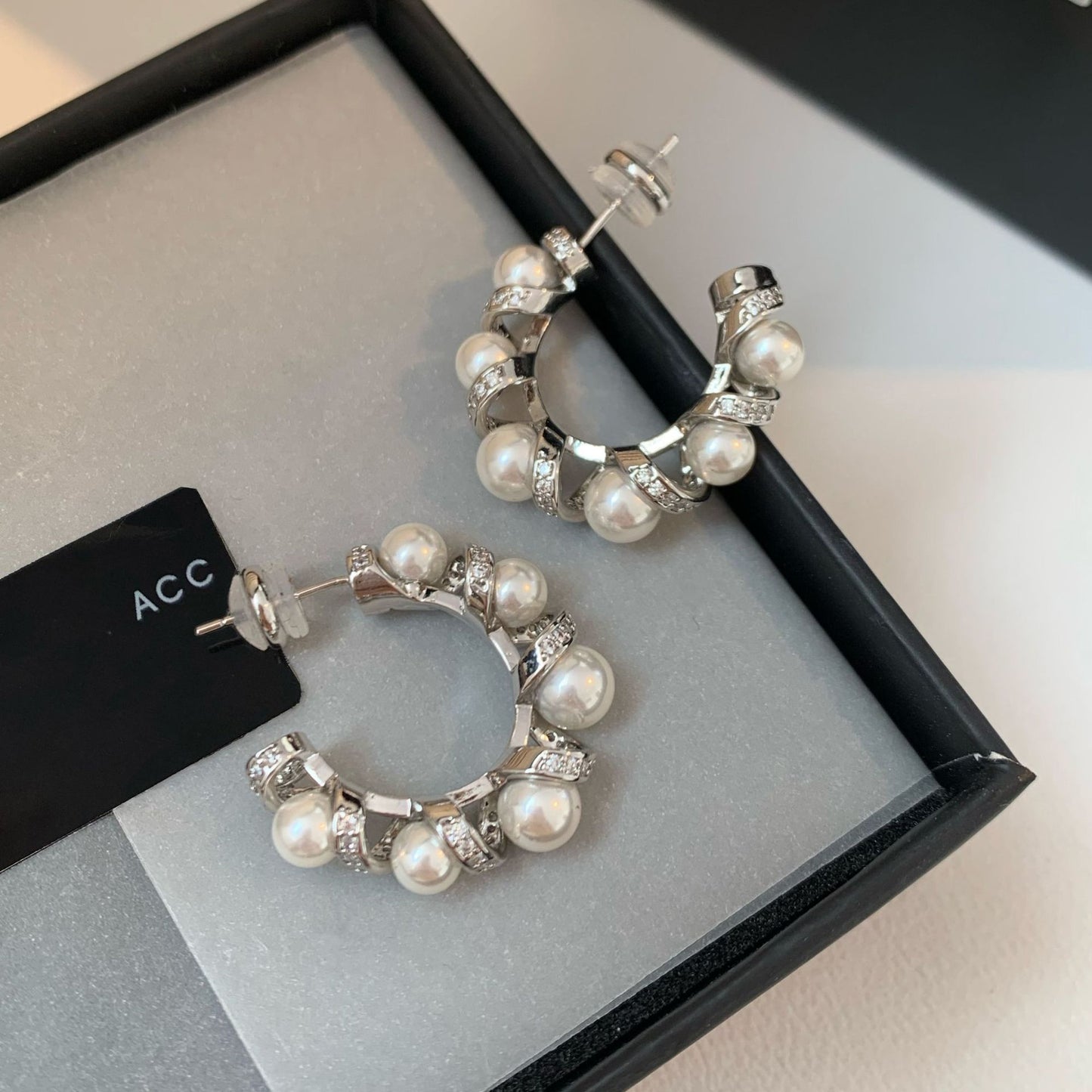 Orecchini a perno eleganti e minimalisti a forma di C con intarsio in zircone per donna