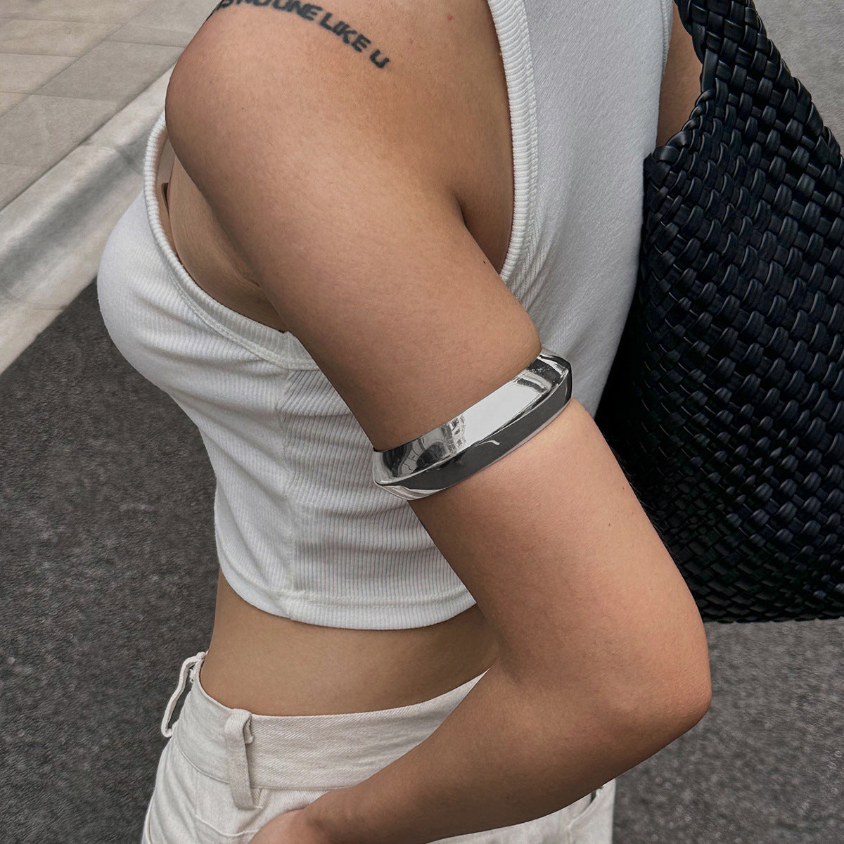 Bracciale rigido a fascia geometrica esagerata in metallo lucidato con finitura placcata