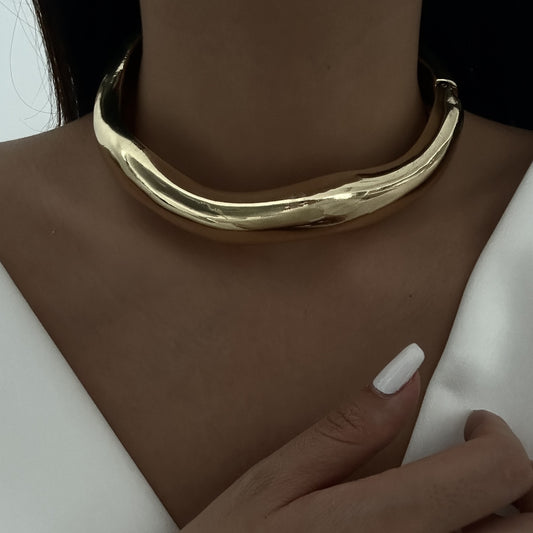 Collana girocollo aperta da donna in stile minimalista geometrico e testurizzato a lava fusa