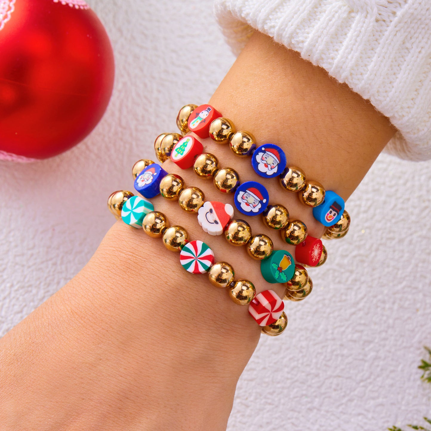 Set di braccialetti con perline di lettere e numeri in lega placcata con elementi a forma di fiocco di neve, renna, campanella e Babbo Natale