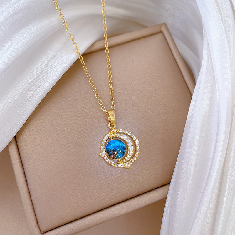Collar con colgante de cielo estrellado estilo caricatura para mujeres y hombres, cadena de clavícula de acero inoxidable con incrustaciones completas de diamantes de imitación.