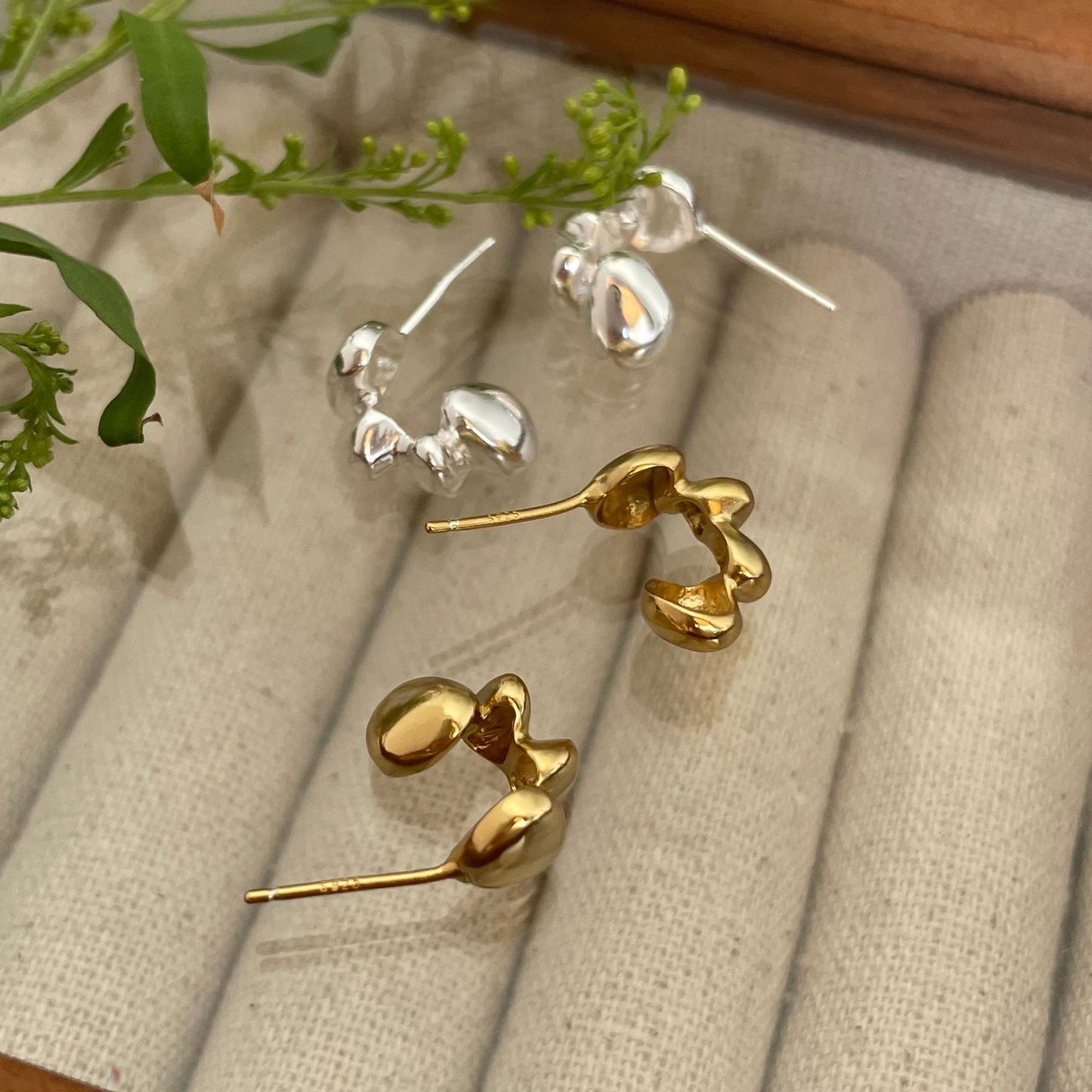 Orecchini a perno da donna a forma di goccia minimalista in argento sterling 925 con intarsio di perle