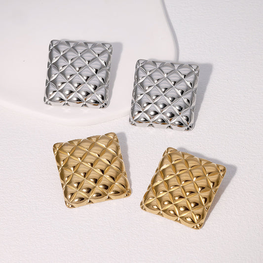 Orecchini da donna in acciaio al titanio placcati oro 18 carati con motivo trapuntato geometrico minimalista