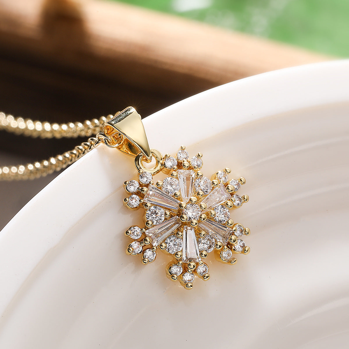Sweet Minimalist 18K Gold Plated Brass Geometric Snowflake Cubic Zirconia Pendant Necklace for Women