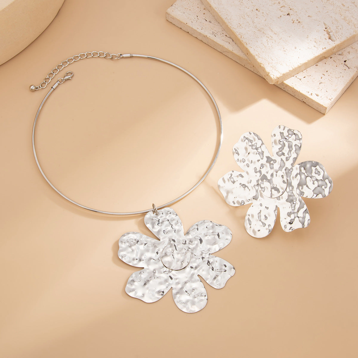 Collana con pendente in metallo liquido esagerato, floreale e geometrico, per donna, con texture martellata e finitura galvanica