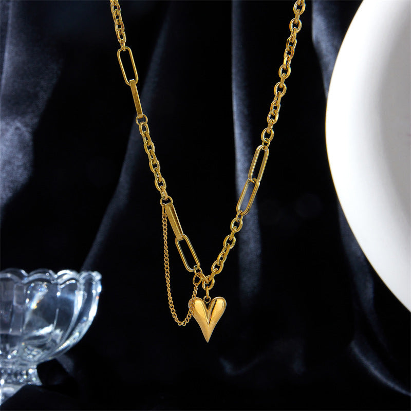 Collar con colgante de corazón irregular minimalista de acero de titanio con acabado chapado para mujer