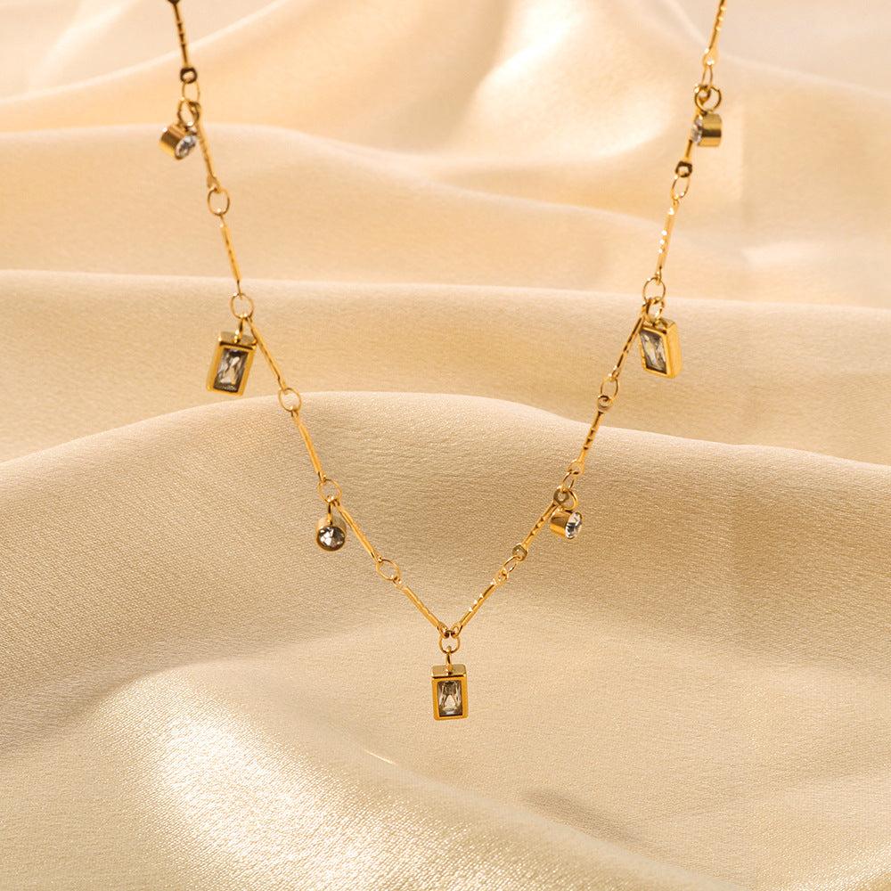 Collana Pendente Geometrica Minimalista a Diamante da Donna in Acciaio al Titanio con Placcatura Sottovuoto 18K, Forme Rettangolari e Rotonde, Design con Catena a O