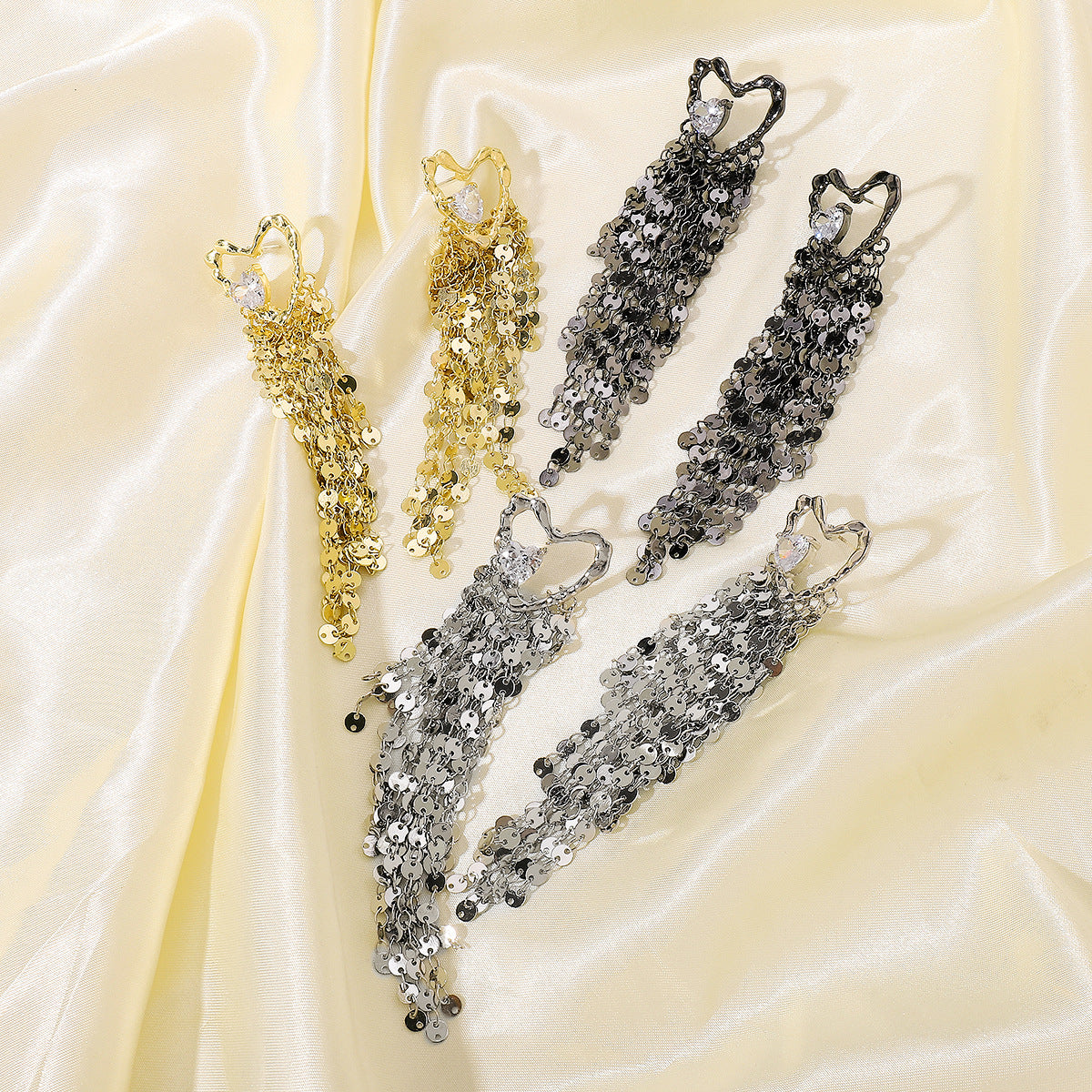 Pendientes de aleación con forma de corazón, dulces y atrevidos, con detalles de diamantes de imitación y colgantes circulares para mujer