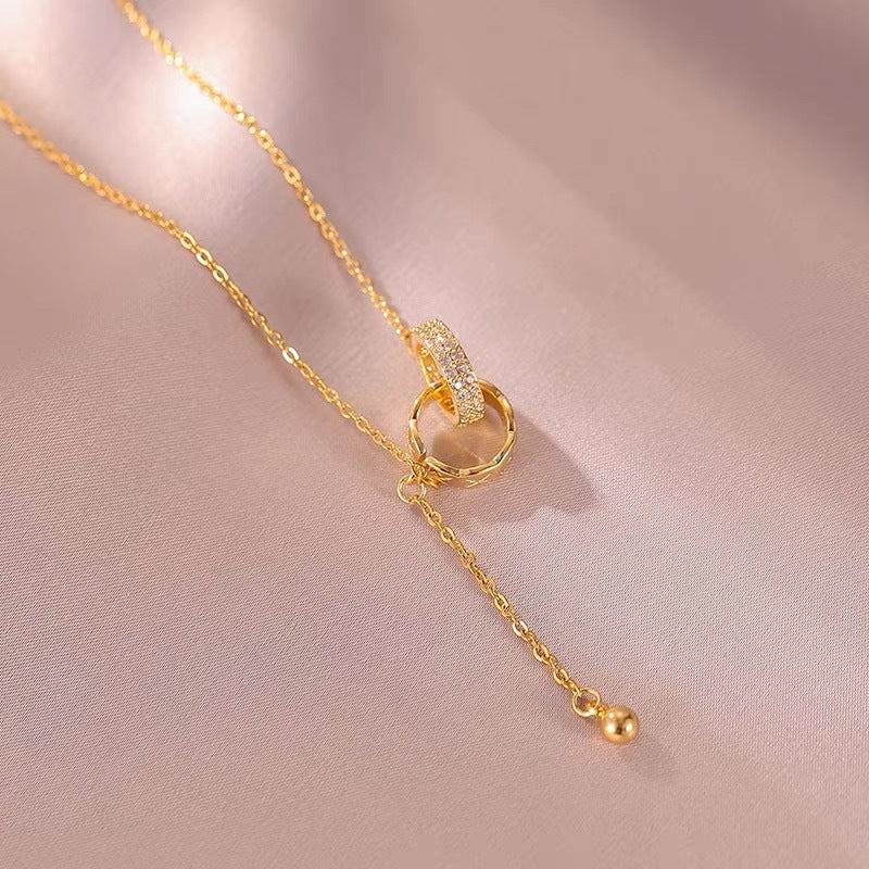 Collana da donna con pendente a doppio anello geometrico minimalista in rame placcato oro e catena a O