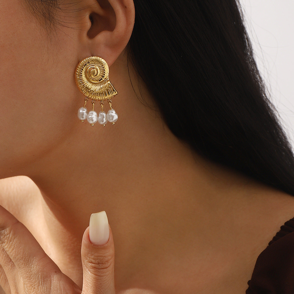 Aretes de acero inoxidable con diseño floral y de conchas marinas para mujer, con detalles de perlas de imitación y baño de oro de 14 quilates