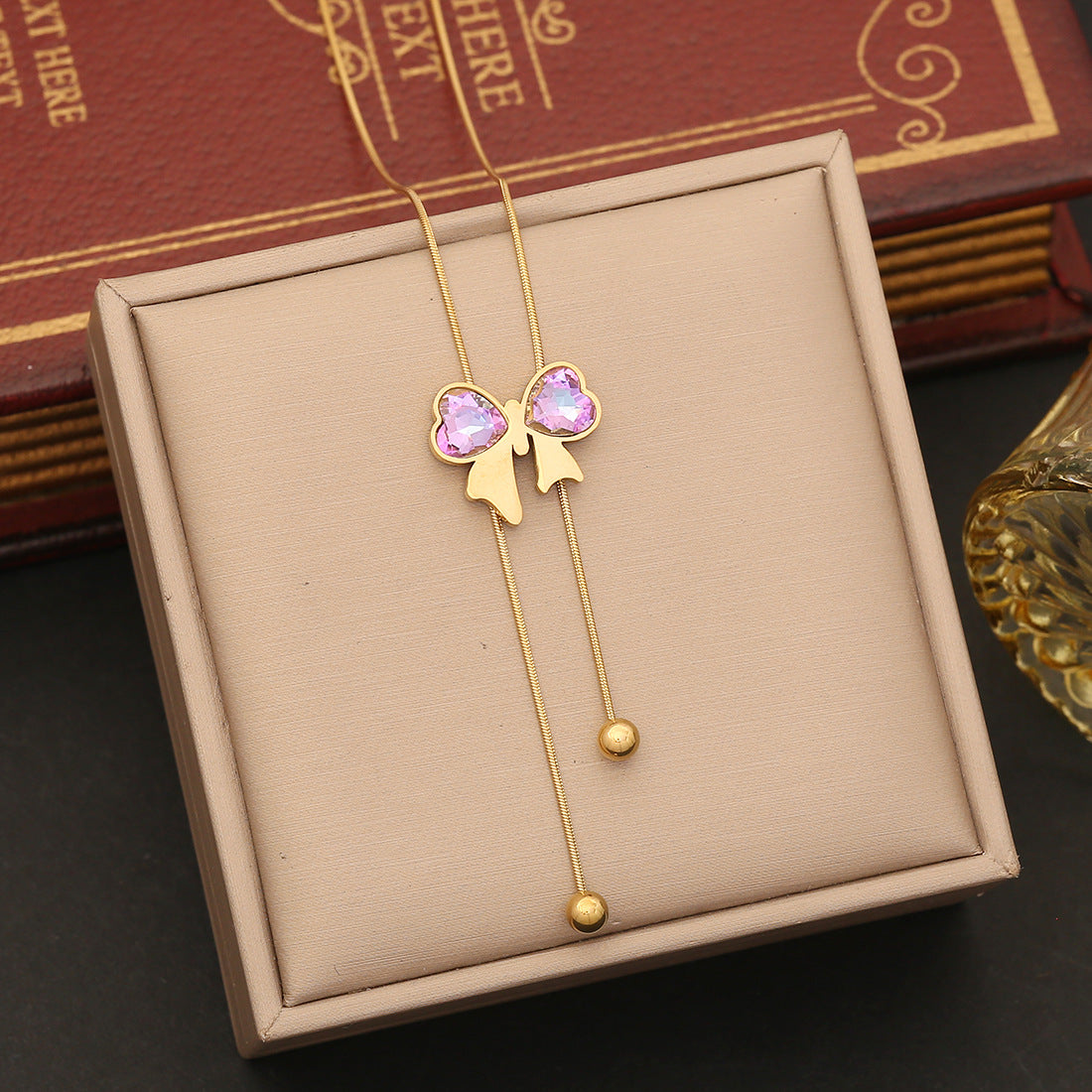 Elegante Collana Pendente in Acciaio Inossidabile a Forma di Fiocco con Finitura Placcata e Catena Serpentina da Donna