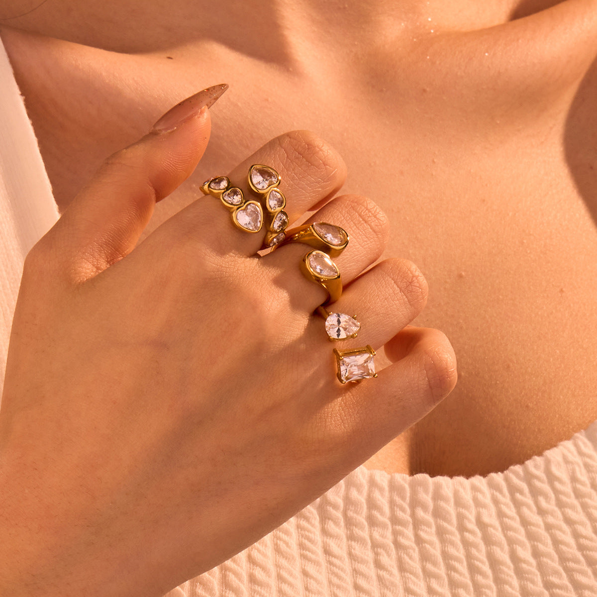 Anillo abierto geométrico minimalista de acero inoxidable con acabado chapado para mujer, anillo apilable con acento en forma de corazón de inspiración lujosa