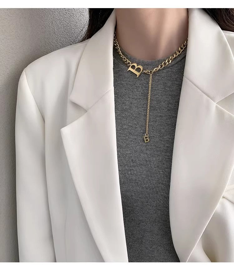 Collana a lunga nappa minimalista con lettera B in acciaio al titanio per uomo e donna con finitura galvanica e catena a O