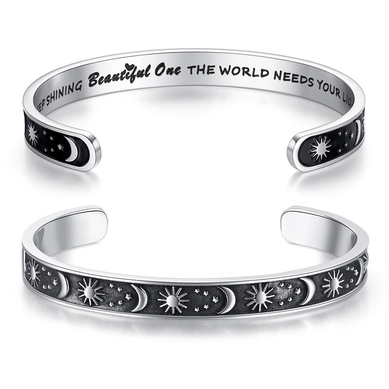 Pulsera Minimalista de Acero Inoxidable Grabada con Láser, con Diseño C, Motivo de Sol, Luna y Estrellas y Texto Inspirador en Inglés