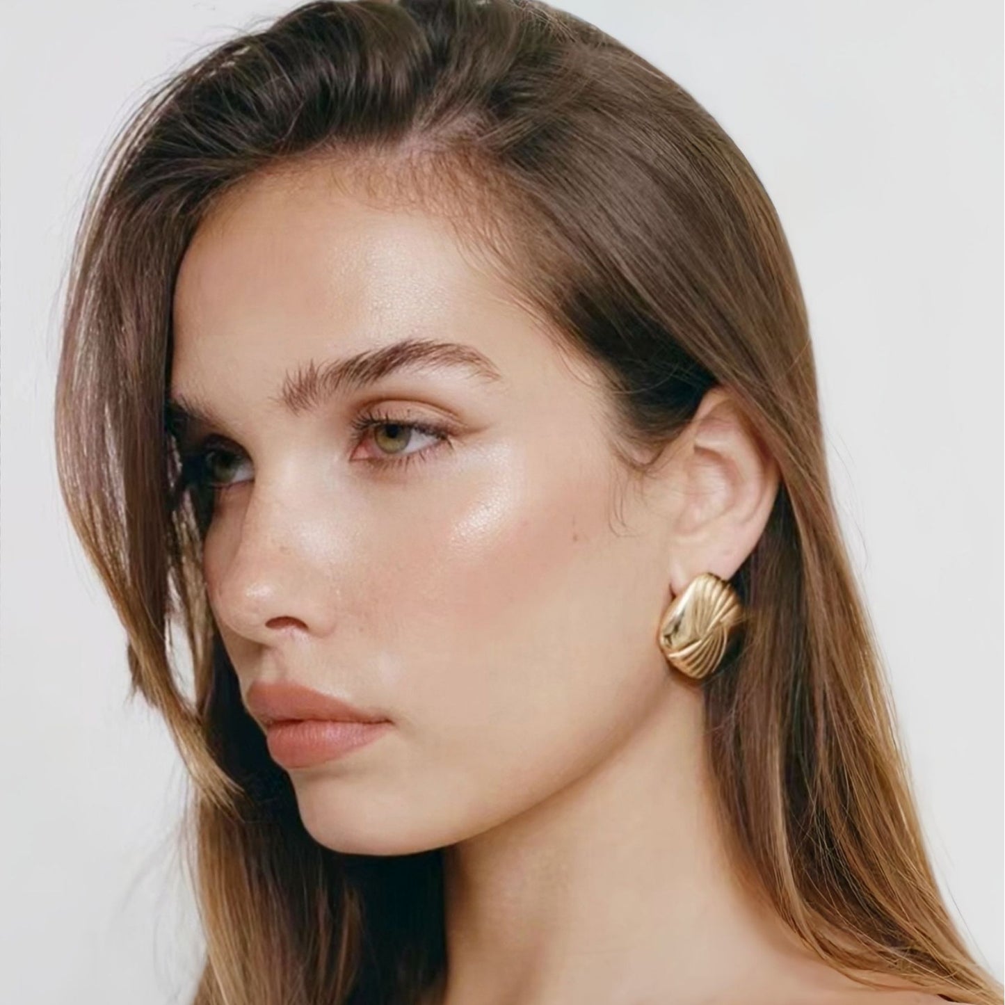 Pendientes de acero inoxidable bañados en titanio con forma de ala geométrica, diseño de moda y textura ondulada para mujer